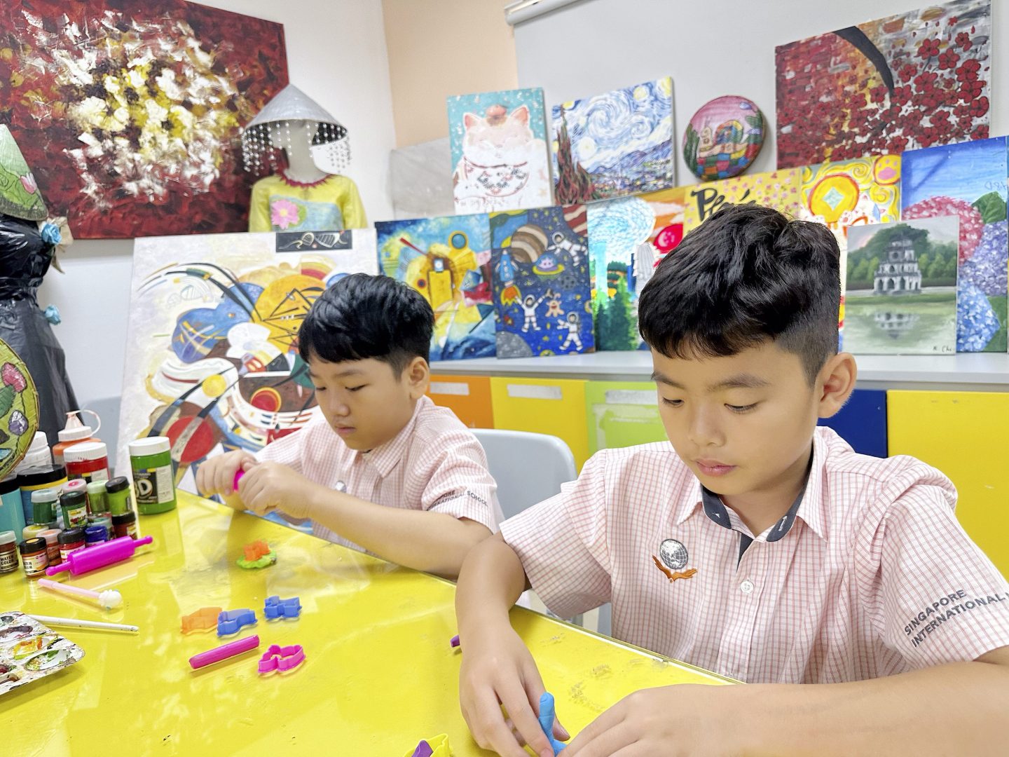 Học sinh khám phá sáng tạo trong lớp học